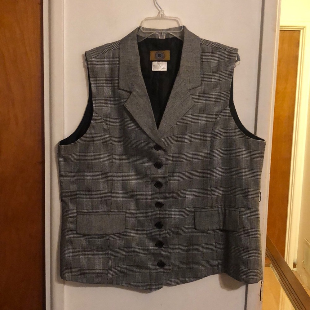 Women preowned Black & White (2) prices Suit